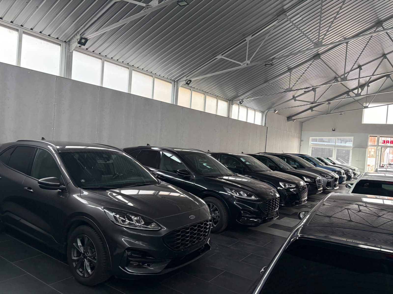 SUV et véhicules foncés dans la concession