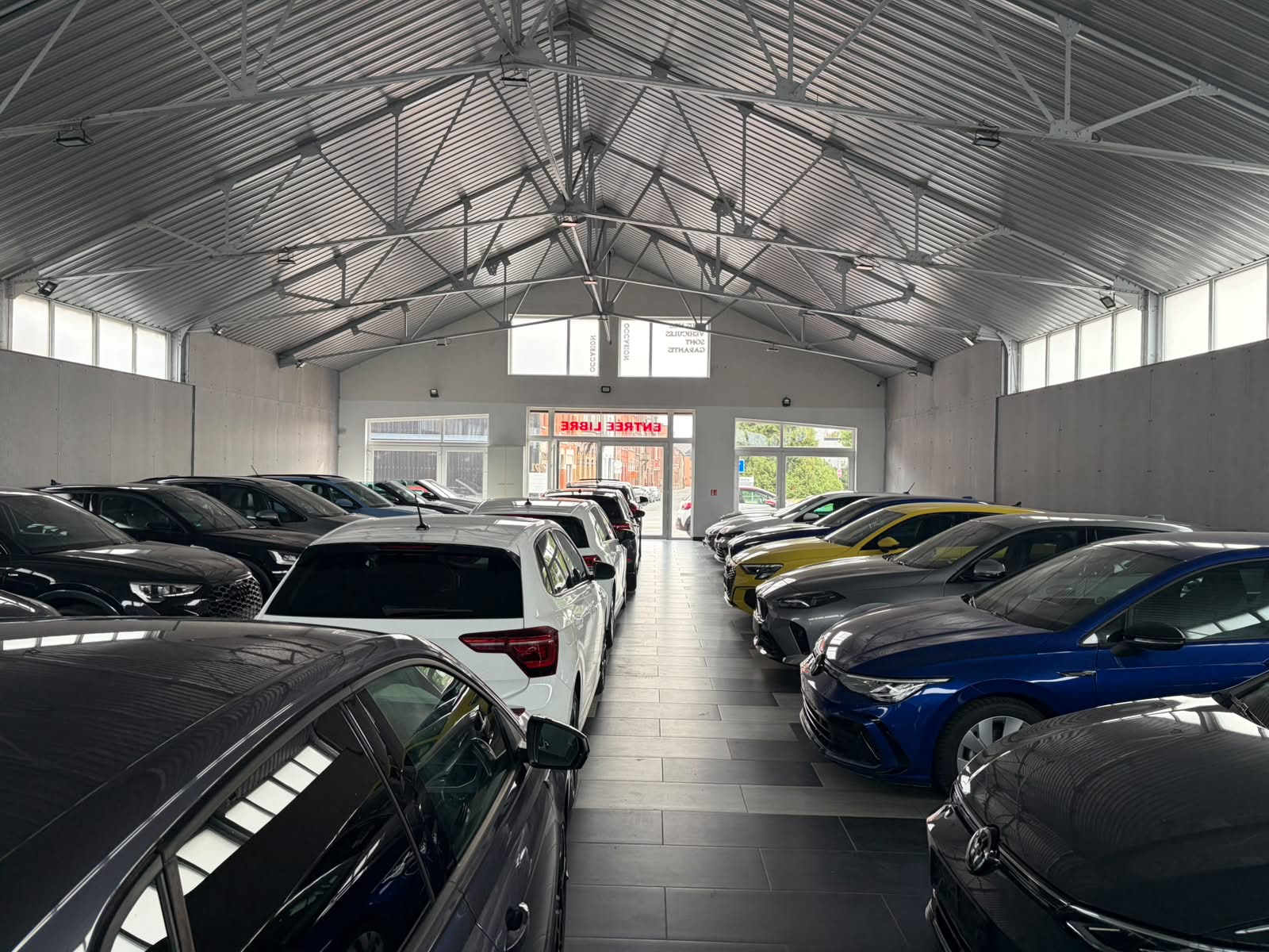Showroom Occasion N°1 avec véhicules récents alignés