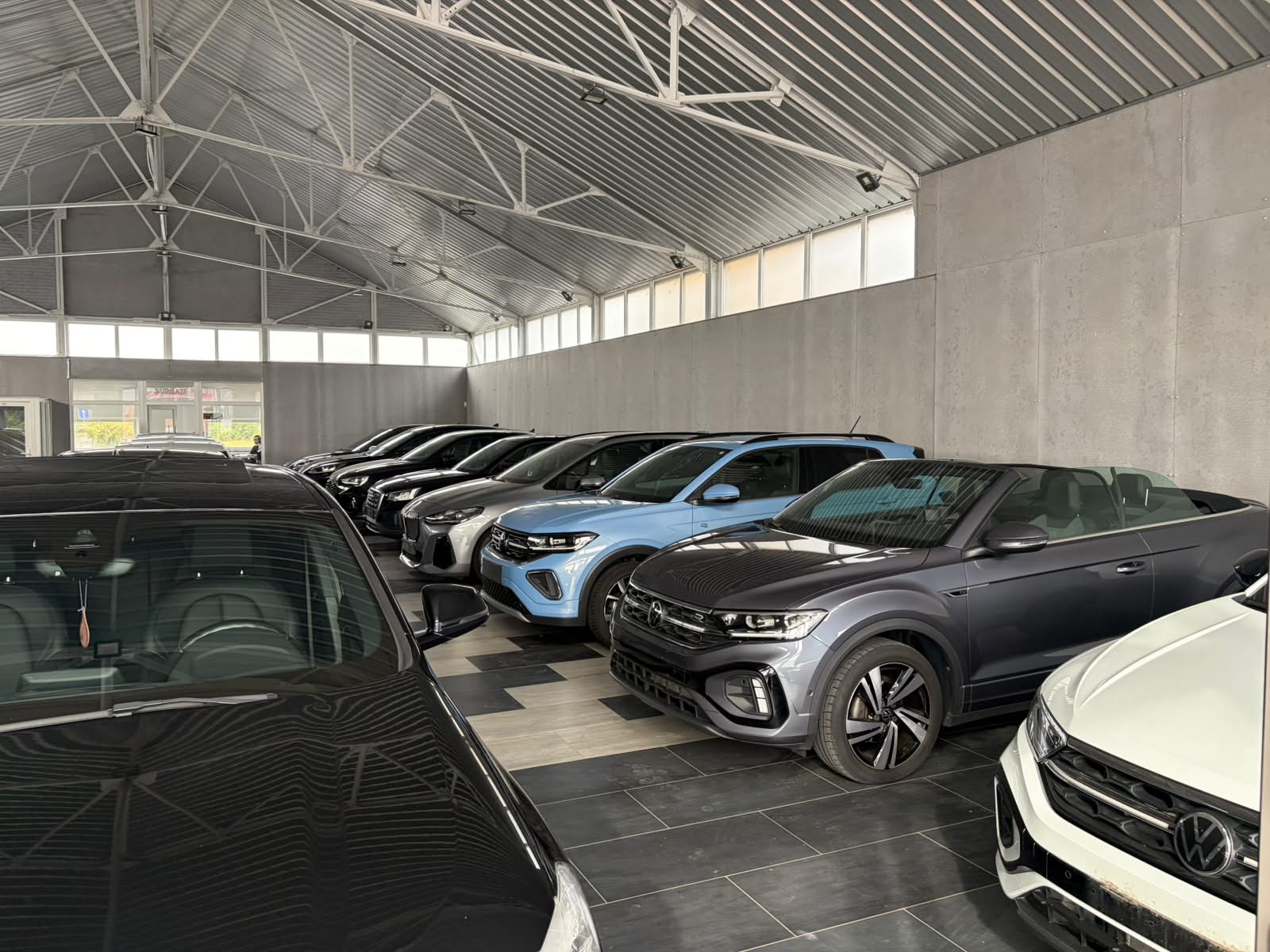 Vue centrale du showroom Occasion N°1